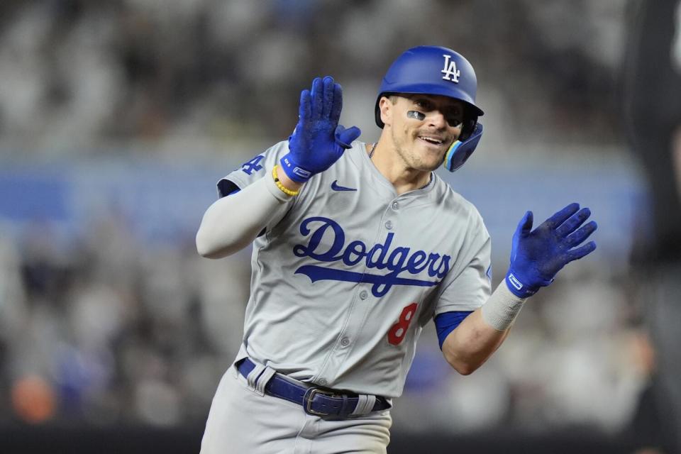 Kiké Hernández celebra tras conectar jonrón para los Dodgers.