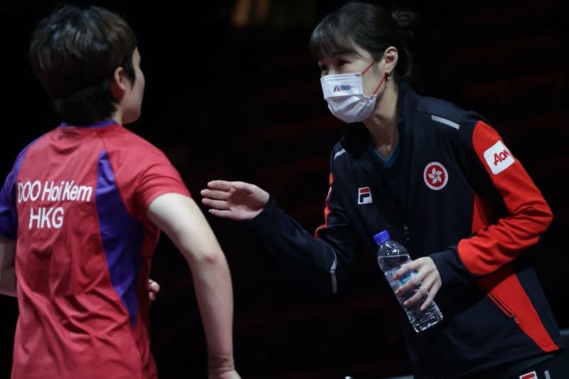 港隊教練張瑞（右）在比賽中向杜凱琹面授機宜（Photo Credit：World Table Tennis Facebook）