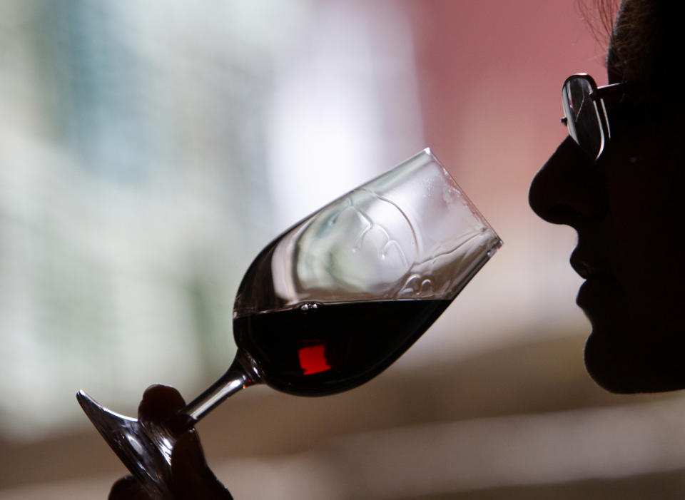 Una persona degusta un vino. Los sumilleres son expertos en la cata y el maridaje de vino y muy conocedores sobre esa bebida. (Reuters)