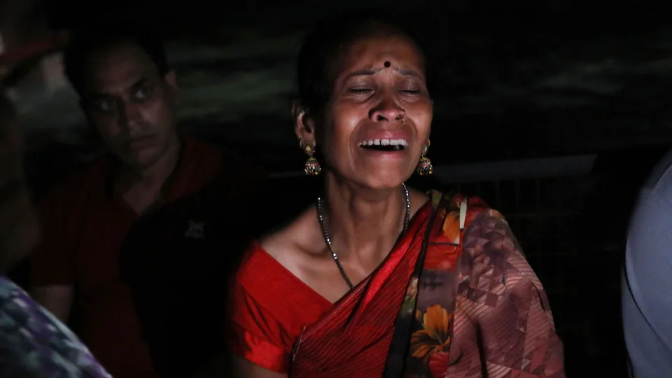 Familiares de las víctimas llorando.