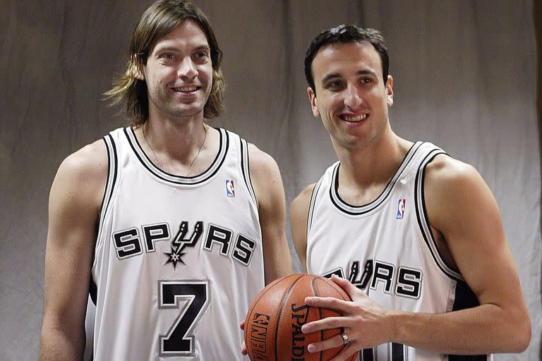 Fabricio Oberto y Manu Ginóbili posan para los medios durante el Spurs Media Day en San Antonio, Texas el 29 de septiembre de 2006