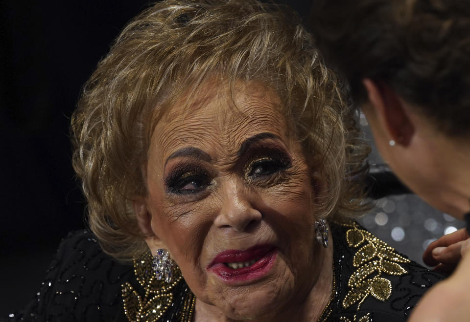 Silvia Pinal sonríe durante un homenaje a su trayectoria en el Palacio de Bellas Artes de la Ciudad de México el 29 de agosto de 2022. (Foto AP/Marco Ugarte)