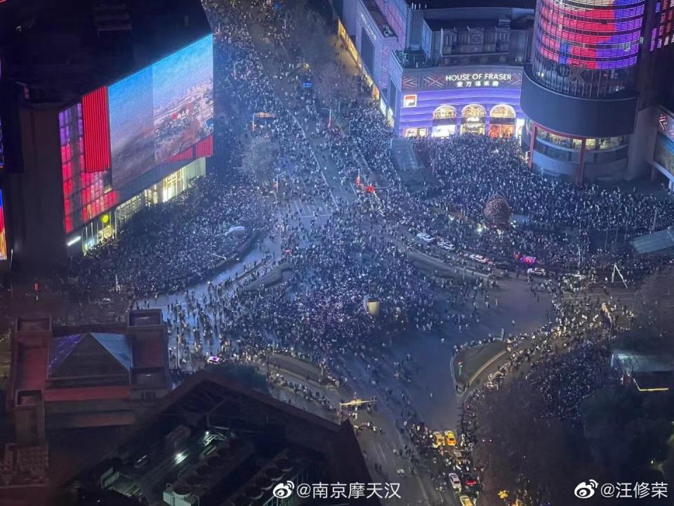 南京跨年街頭滿滿人潮。（圖／翻攝自南京摩天漢微博）