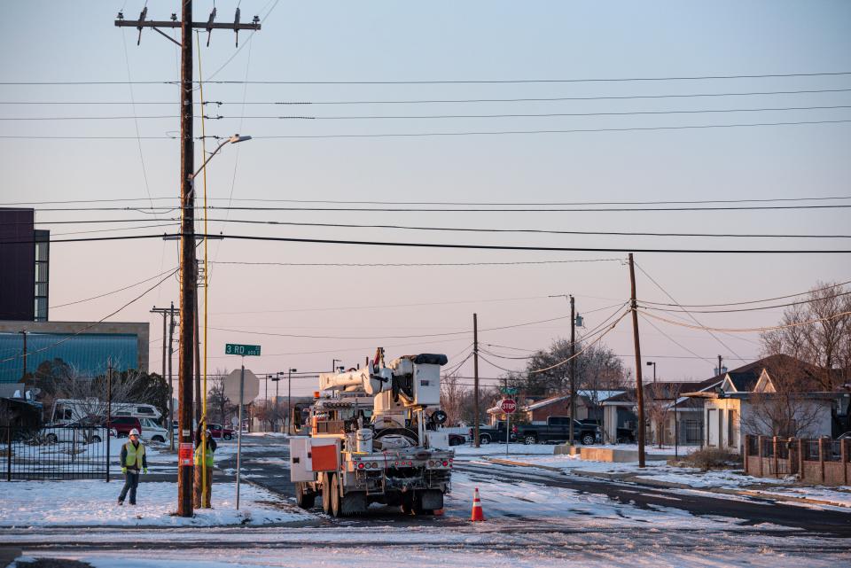 <p>Un equipo de Oncor Electric Delivery trabaja para restaurar la energía en un vecindario luego de la tormenta invernal que pasó por Texas el jueves 18 de febrero de 2021 en Odessa, Texas. </p> (Eli Hartman / Odessa American vía AP)