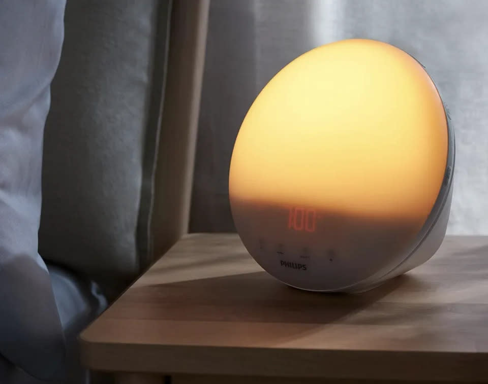 El despertador Wake-Up Light de Philips con simulación del amanecer, en color blanco (Foto vía Amazon)