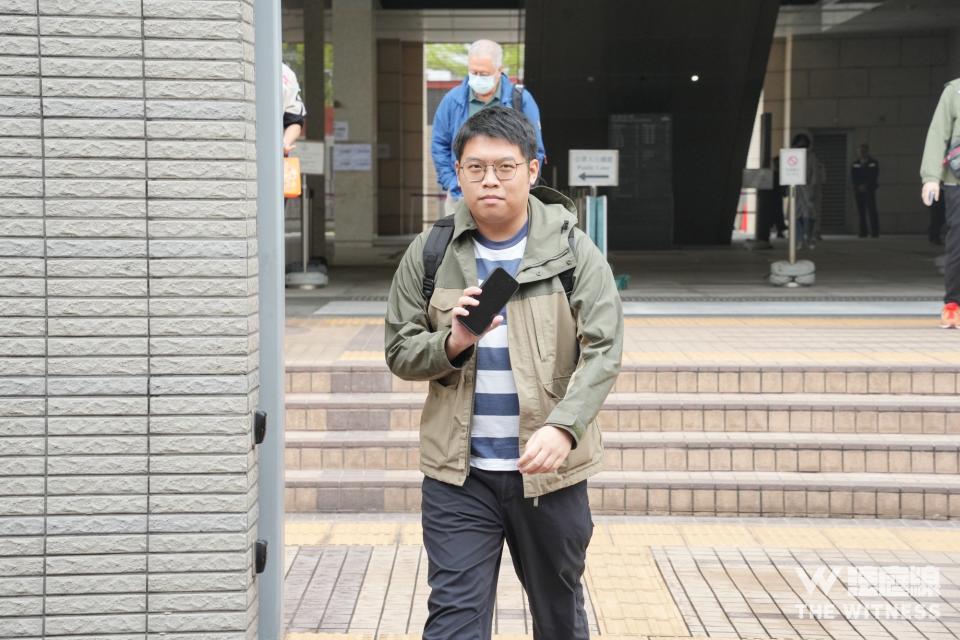 2024 年 3 月 16 日，報稱記者的被告黃家豪離開法院。（攝：Tszhei Chan）