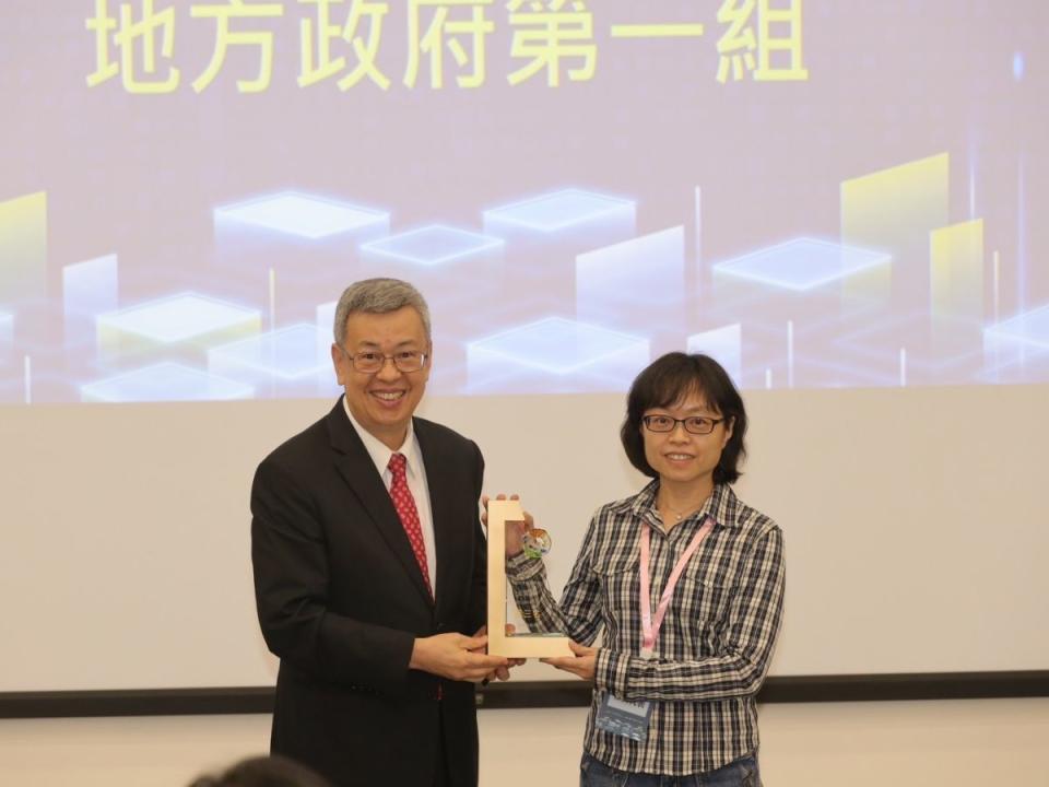 中市府開放資料連五年獲中央金質獎，市府數位局副局長黃惠敏代表受獎。（圖：中市府提供）