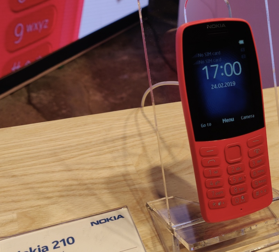 <p>Telefonino in salsa moderna Nokia 210 – che recupera la tradizione lanciata da 3310 con un inno all’essenzialità, alla batteria infinita (venti giorni), e che costa soltanto 30 euro. Per chi ha un animo vintage e non naviga su internet. </p>