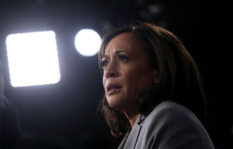 FOTO DE ARCHIVO: La excandidata presidencial demócrata, la senadora Kamala Harris, es entrevistada en la sala de rotación después del debate de los candidatos presidenciales demócratas en los estudios Tyler Perry en Atlanta, Georgia, EEUU, el 20 de noviembre de 2019