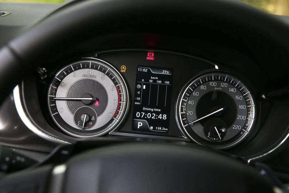 儀錶中央的4.2吋LCD顯示幕，可顯示里程、平均油耗、前後G值、油電動力監測圖、渦輪馬力/扭力輸出圖示等，相當豐富精采。