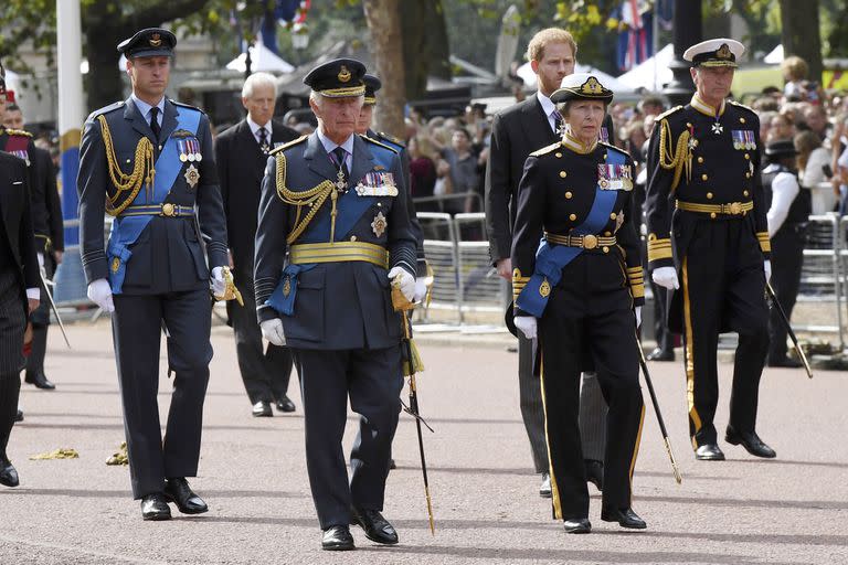 Los hijos y nietos de la reina durante la procesión