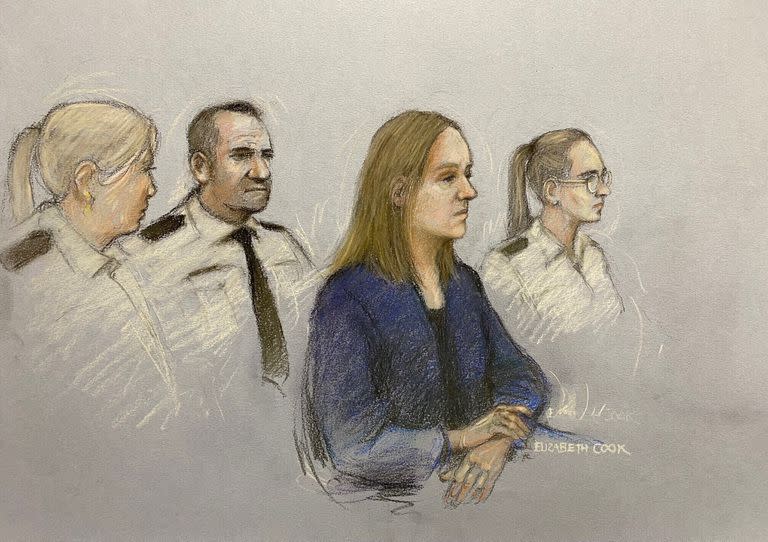 Este dibujo de la corte realizado por Elizabeth Cook muestra a Lucy Letby en la Corte de la Corona de Manchester, Inglaterra, el lunes 10 de octubre de 2022. (Elizabeth Cook/PA vía AP)