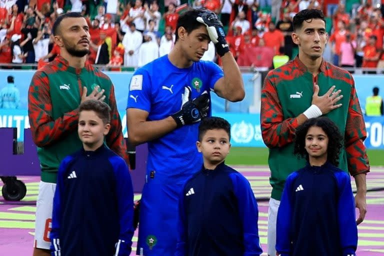 El arquero de Marruecos, Yassine Bounou, cantó el himno pero no salió a jugar el partido.
