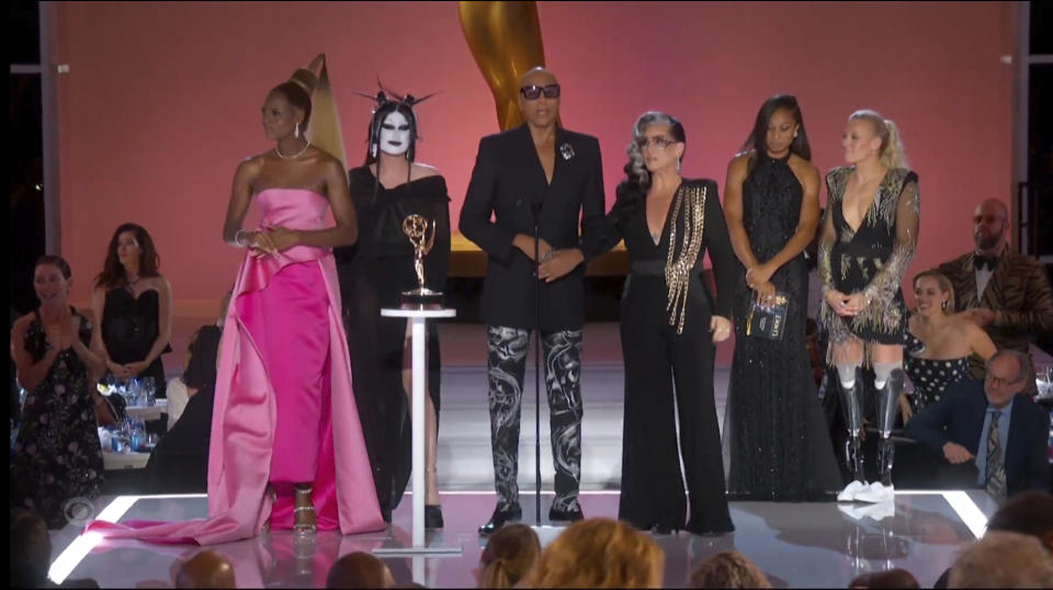 En esta imagen de video emitida por la Academia de la Televisión, Reggie Gavin, Kade Gottlieb, RuPaul Charles y Michelle Visage, de izquierda a derecha, reciben el premio Emmy al mejor programa de competencia por “RuPaul's Drag Race”, el domingo 19 de septiembre de 2021 en Los Angeles. (Television Academy via AP)