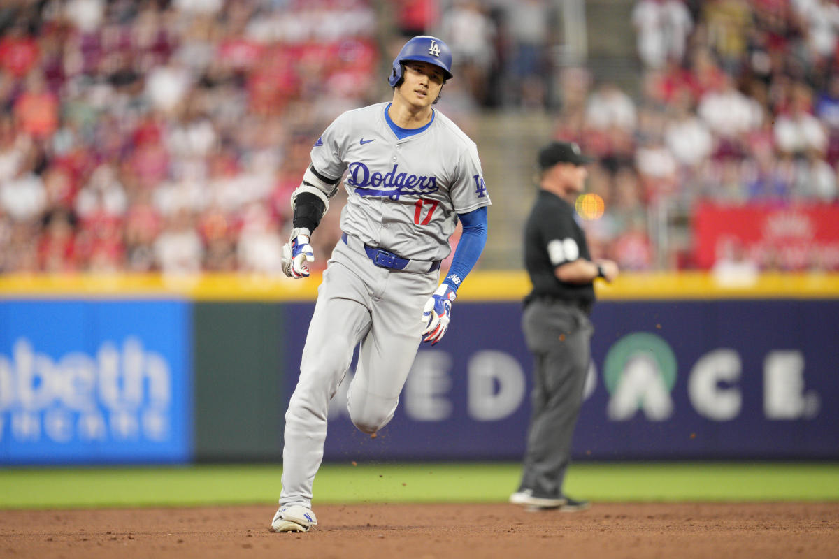 Dodgers-Manager Dave Roberts sagt, dass Star Shohei Ohtani durch eine Oberschenkelprellung gebremst wurde
