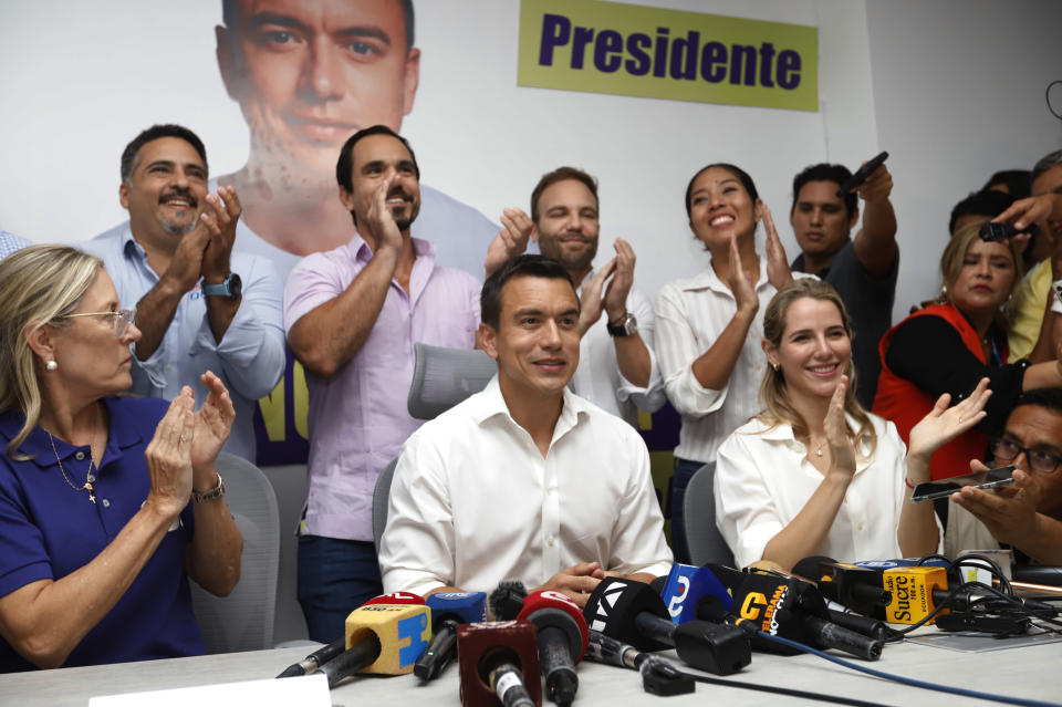 Daniel Noboa, candidato presidencial de la Alianza Acción Democrática Nacional, en el centro, su esposa Lavinia Valbonesi y su equipo de celebración en una conferencia de prensa en Guayaquil, Ecuador el domingo 20 de agosto de 2023. Los resultados preliminares de las elecciones anticipadas apuntan a una segunda vuelta entre la candidata Luisa González, respaldada por el expresidente Rafael Correa, y Noboa, el hijo de un empresario del banano. (AP Foto)