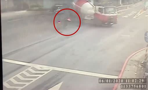 重機騎士（紅圈處）看到水泥車違規右轉後，連忙煞車，仍連人帶車飛撞水泥車。（圖／翻攝畫面）
