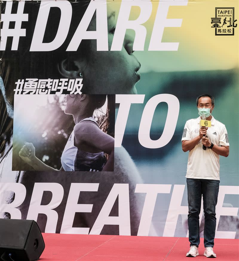 台北馬拉松開始報名，台北市體育局長李再立歡迎大家「勇感呼吸」。（圖／台北馬提供）