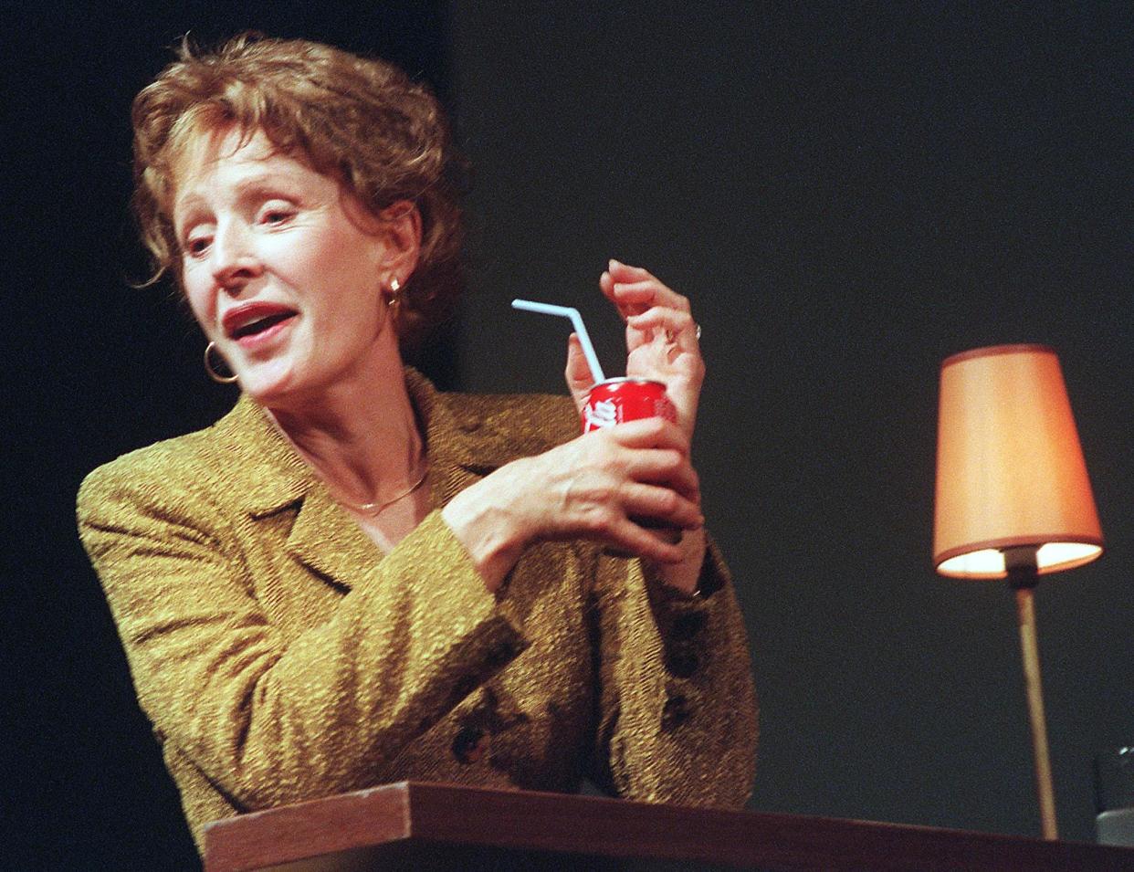 Catherine Rich interprète lors d'une séance photo, le 20 septembre 2000 à Marseille, la pièce 