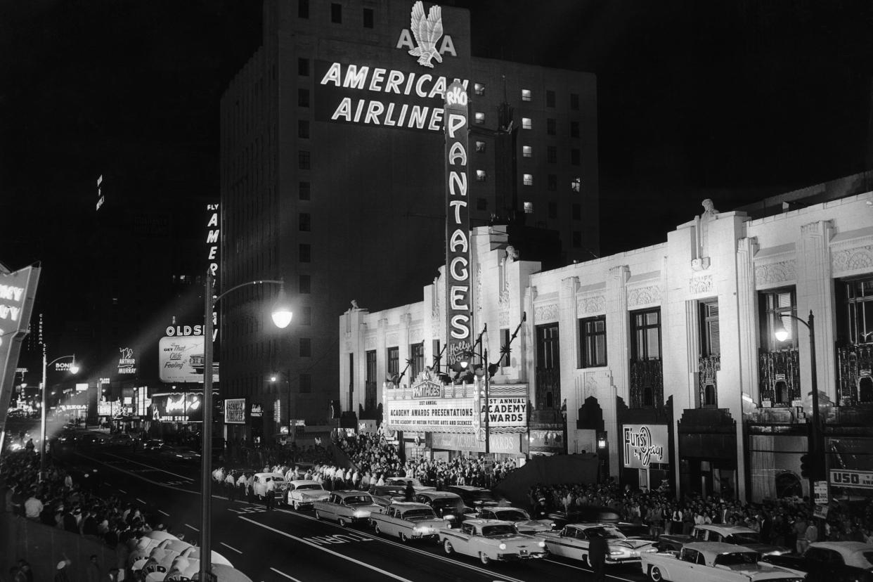 Cars and crowds gathered at Pantages Theatre in Los Angeles for the 31st Academy Awards ceremony, 6th April 1959