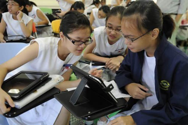 Singapore students in a language arts class in Nanyang Girls' High School in 2011. (AFP photo)