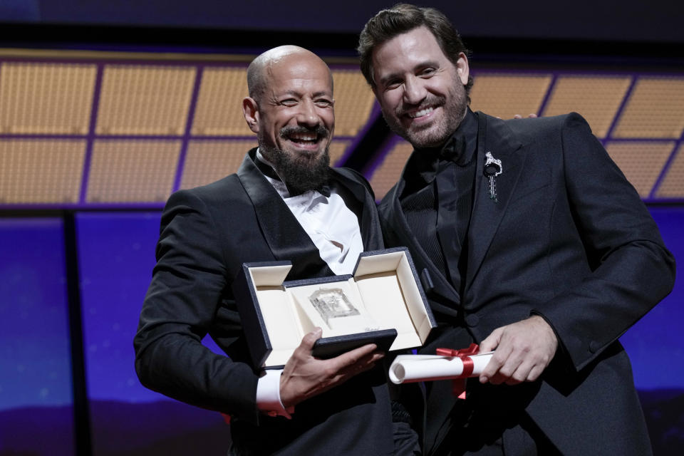 El guionista y director Tarik Saleh, a la izquierda, ganador del premio al mejor guion por "Boy from Heaven", posa con el actor venezolano Edgar Ramírez durante la ceremonia de premios del Festival Internacional de Cine de Cannes, en su 75a edición, el sábado 28 de mayo de 2022 en Cannes, Francia. (Foto por Joel C Ryan/Invision/AP)