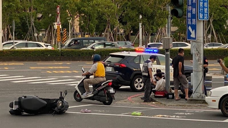 ▲海軍服役的周姓女士官因恍神闖紅燈，撞上雙載騎士，還波及其他車輛。（圖／翻攝畫面）