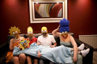 La familia Arévalo Robledo, disfrazados como Los Simpson, posan para una fotografía desde su sala durante el confinamiento ordenado por el gobierno para frenar la propagación del nuevo coronavirus en Buenos Aires, Argentina, el sábado 27 de junio de 2020. Mariano Arévalo es Homero, Mariel Robledo es Marge, Federico Garozzo es Bart, Julieta es Lisa y Camila Arévalo es Maggie. La familia dijo que todos los días del confinamiento comenzaron a verse iguales, así que decidieron que cada sábado se pondrían un disfraz distinto para combatir el aburrimiento y darle un poco de humor a sus vidas. (AP Foto/Natacha Pisarenko)