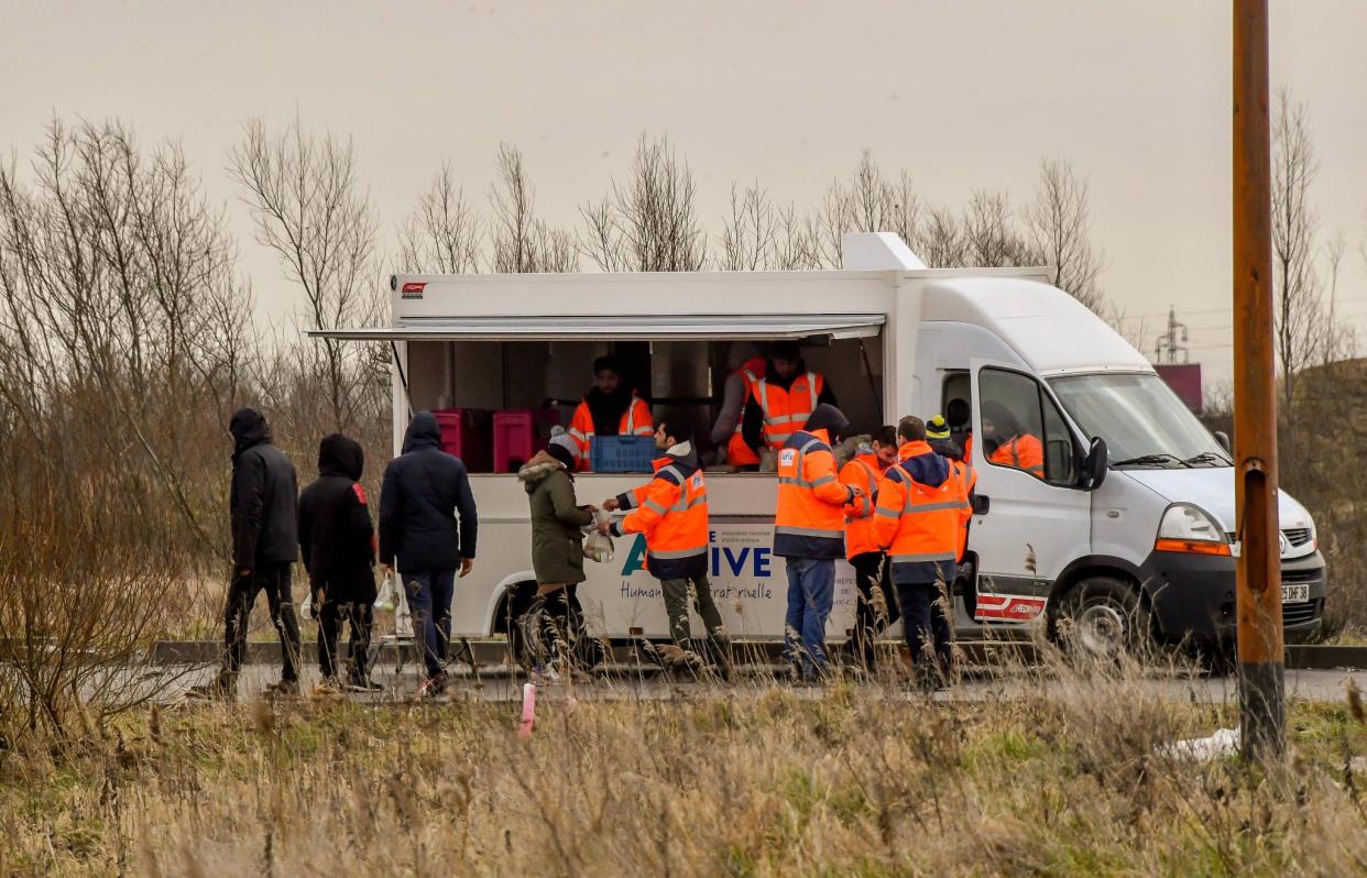 Une distribution de denrées alimentaires à Calais. - PHILIPPE HUGUEN / AFP