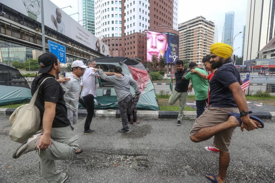 Picketers have their morning exercise during the Kepung Demi Palestin picket at Jalan Tun Razak in Kuala Lumpur December 27, 2023. — Picture by Yusof Mat Isa