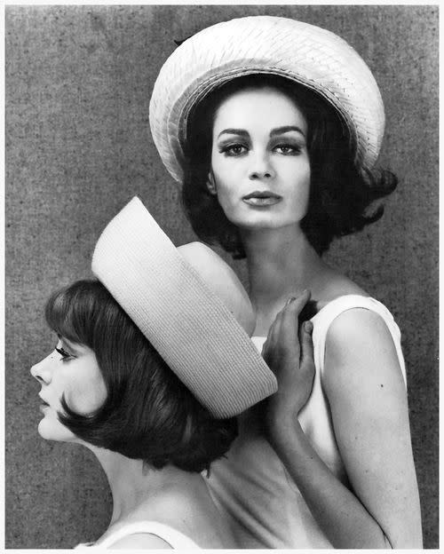 Los sombreros marineros eran furor por el año 1966. Acompañado de las minifaldas, estos accesorios se volvieron un imprescindible de cualquier vestuario de moda.