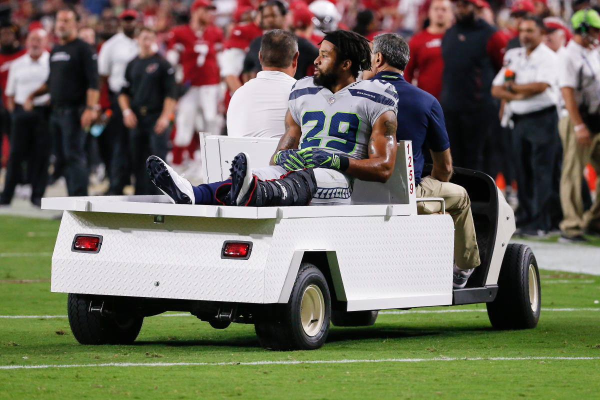 Earl Thomas appears to give Seahawks middle finger while being