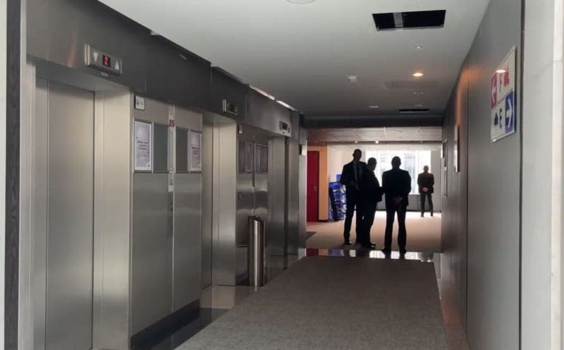 A screenshot from a video shows security guards standing in a corridor in the European Parliament. In connection with the espionage allegations against a former employee of Alternative for Germany (AfD) MEP Maximilian Krah, the Federal Public Prosecutor's Office had the offices of the politician and the suspect in the European Parliament in Brussels searched on Tuesday. Alina Grünky/dpa