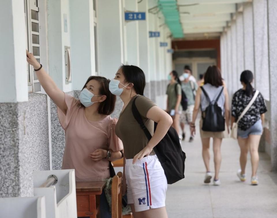 111學年度分科測驗考試將於11日、12日舉行，10日下午2時到4時開放查看試場，考生只能在教室外確認座位安排，下午有家長陪同考生到台北市建國中學查看試場。（中央社）