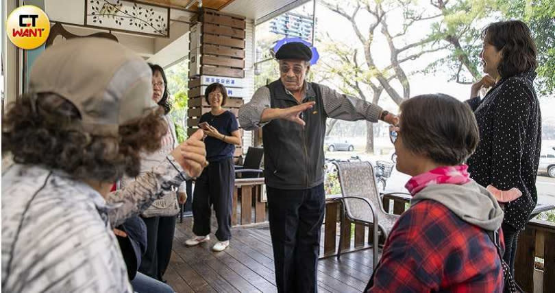 旅居美國多年的田文仲，3年前回台定居，在高雄左營經營音樂餐廳，每天都有不少客人慕名而來，熱鬧程度彷彿是粉絲見面會。（圖／宋岱融攝）