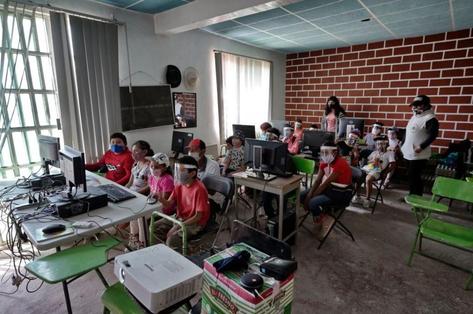 <p>La Secretaría de Educación confirmó que las inoculaciones se aplicarán a todo el personal desde la educación básica hasta la superior</p> (AFP via Getty Images)