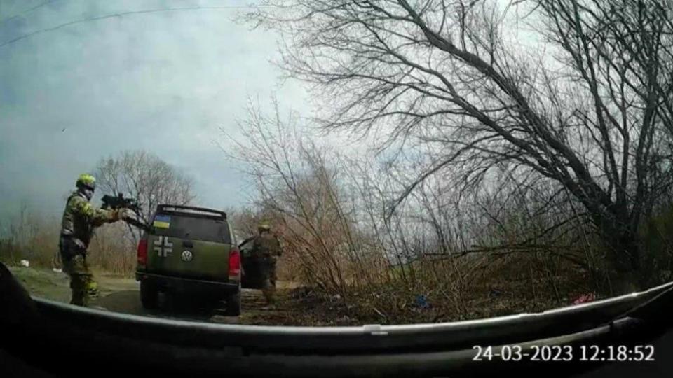 Una imagen montada supuestamente muestra a soldados ucranianos armados insultando y acosando a civiles dentro de un automóvil