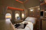 <p>In jeder Suite finden sich luxuriöse Hautpflegeprodukte, feuchtigkeitsspendende Schlafanzüge und ein Übernachtungstäschchen von Bulgari.<br> Bild: Emirates </p>