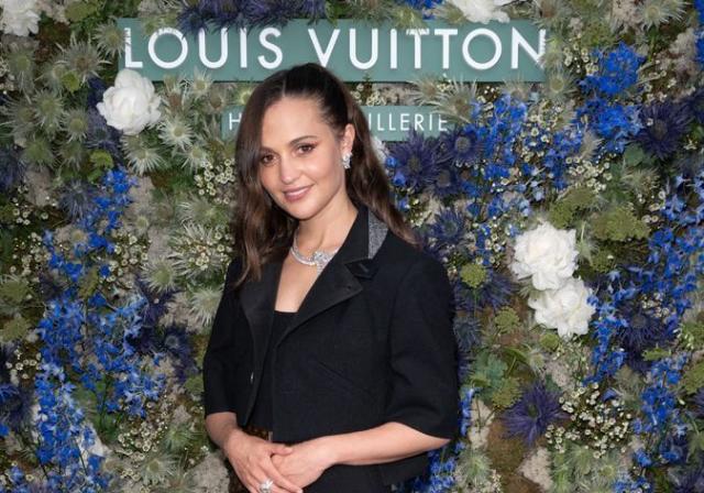 Louis Vuitton : Alicia Vikander porte les bijoux stars Haute Joaillerie  2021