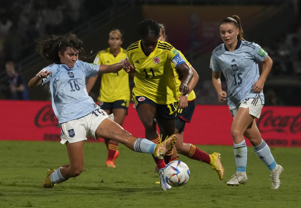 La colombiana Linda Caicedo (centro) avanza con el balón ante España en la final del Mundial femenino Sub17, en Mumbai, India, el domingo 30 de octubre de 2022. (AP Foto/Rafiq Maqbool)