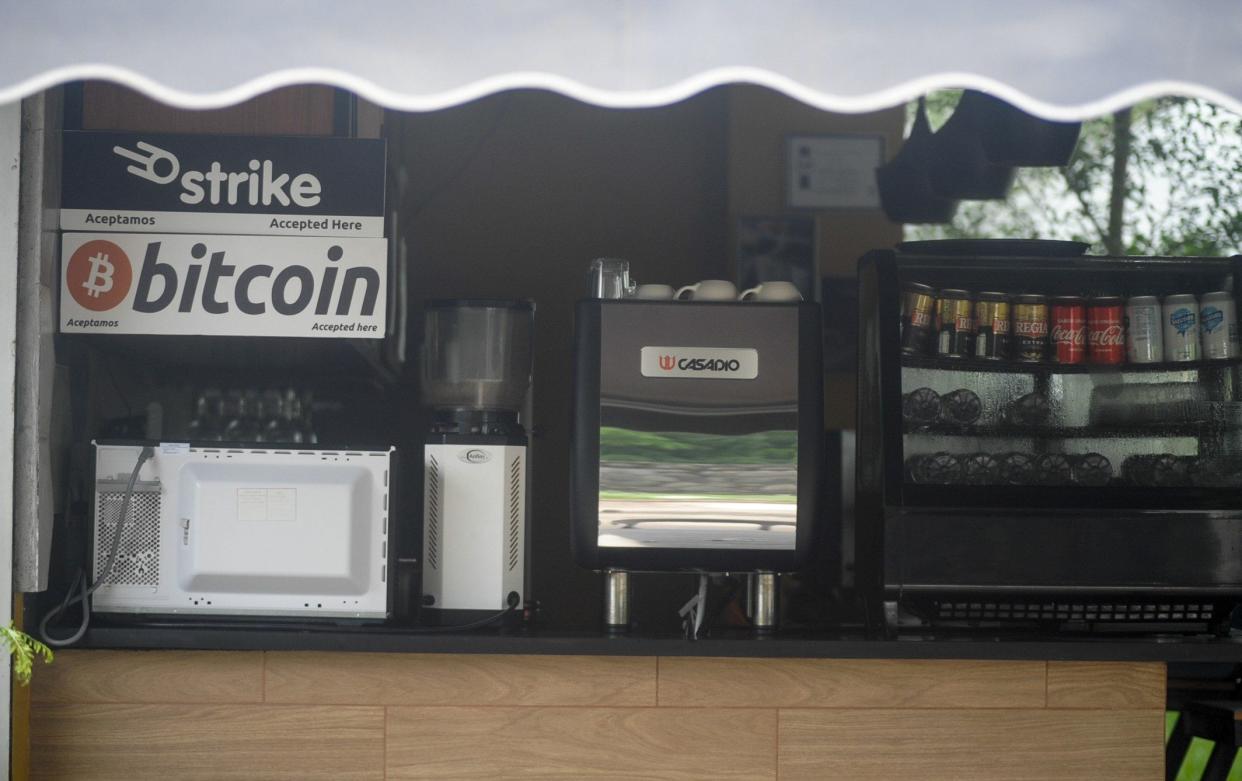 A cafe in El Zonte advertises that it accepts bitcoin - Alex Pena/Anadolu Agency 
