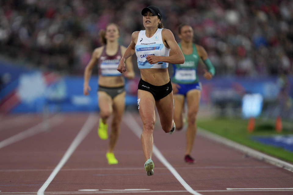 La argentina Belén Casetta gana los 3.000 metros con obstáculos femeninos del atletismo de los Juegos Panamericanos en Santiago, Chile, el sábado 4 de noviembre de 2023. (AP Foto/Moisés Castillo)