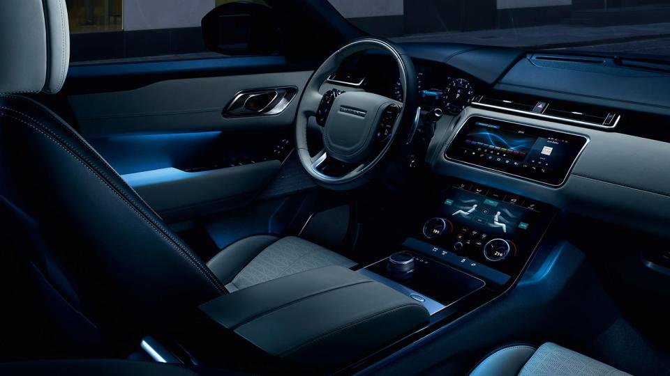 El interior del Range Rover Velar sigue manteniendo cierto toque británico.