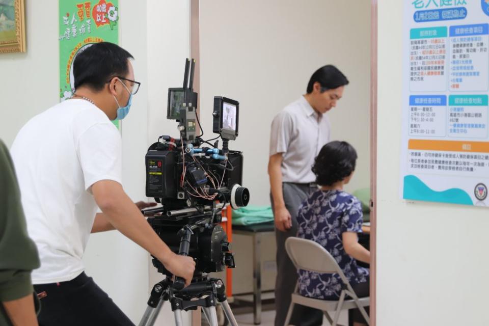 大愛電視台連續劇「天下第一招」到中華醫事科大護理系模擬病房拍片。（校方提供）