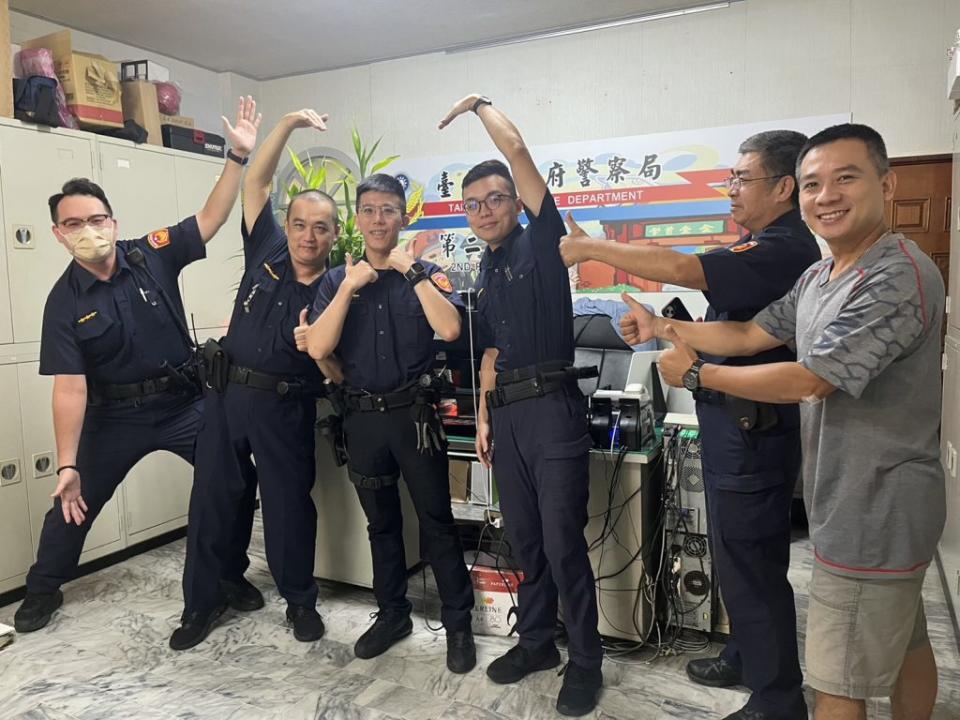 博愛所警員黃偉倫(左三)今年順利錄取警察三等考試交通警察人員交通組，警二分局同事、長官紛紛慶賀祝福。(記者王勗翻攝)