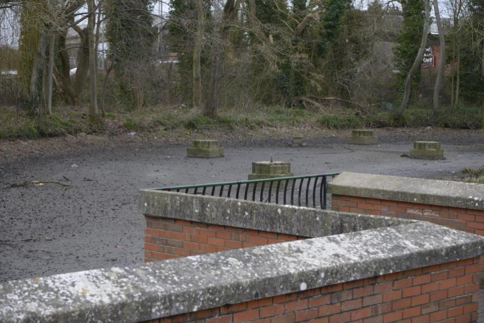 Wiltshire Times: El agua sigue saliendo del estanque de patos de Trowbridge Town Park.  Foto: Trevor Porter 