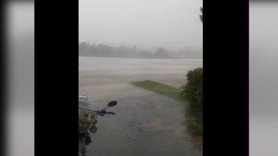 杜蘇芮颱風夾帶豪雨，逐步襲擊菲律賓北部多個地區。（圖／翻攝自推特影音）