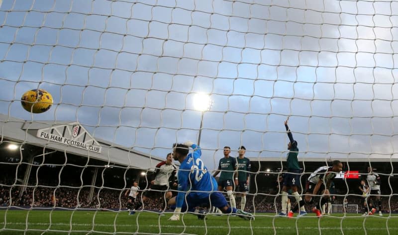 Fulham's Bobby De Cordova-Reid (2nd R) scores their side's second goal of the game during the English Premier League soccer match between Fulham and Arsenal at Craven Cottage. Steven Paston/PA Wire/dpa