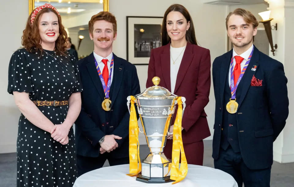 Kate, princesse de Galles avec (de gauche à droite) Josie Hill, James Simpson en Angleterre et l'entraîneur-chef d'Angleterre Tom Cold.  (Getty Images)