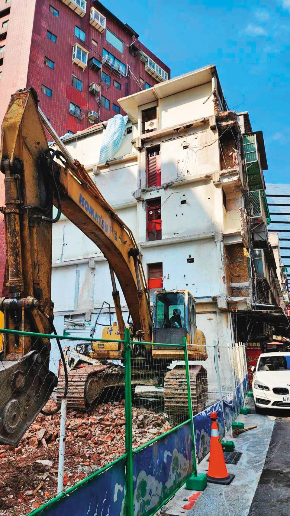 北市吳興街一危老案，有住戶投訴因對重建合約有疑慮，住家竟被排除建築基地外。（讀者提供）